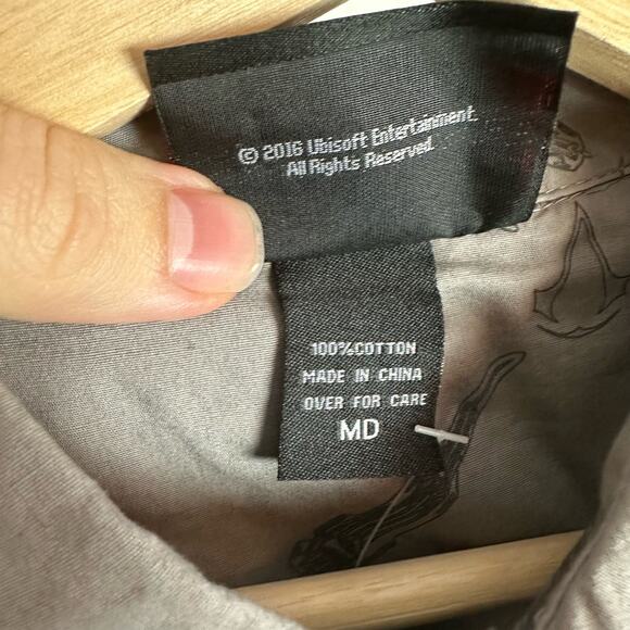 Assassin's Creed NWT Men's Medium 100% Cotton Gray Long Sleeved Button Up Shirt - Picture 4 of 9